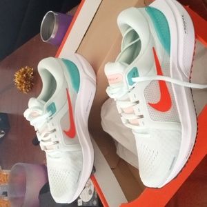 Women's Nike Air Zoom Vomero 16. These are brand new never been worn. Great deal